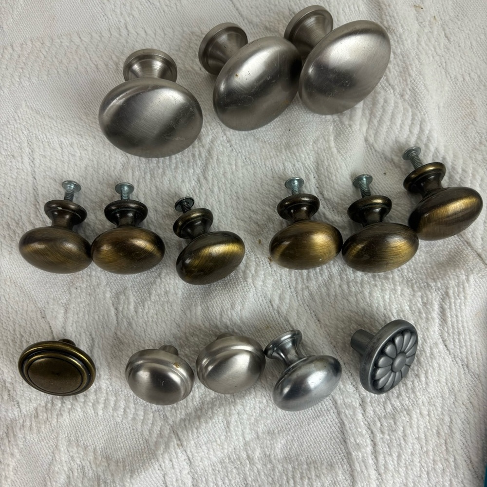 Collection of metal cabinet/drawer knobs-14 pieces/crafts/refinishing